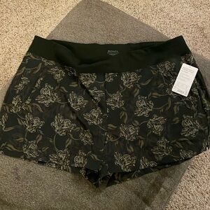 Athleta women’s 4X plus 26 Trekkie north printed athletic shorts